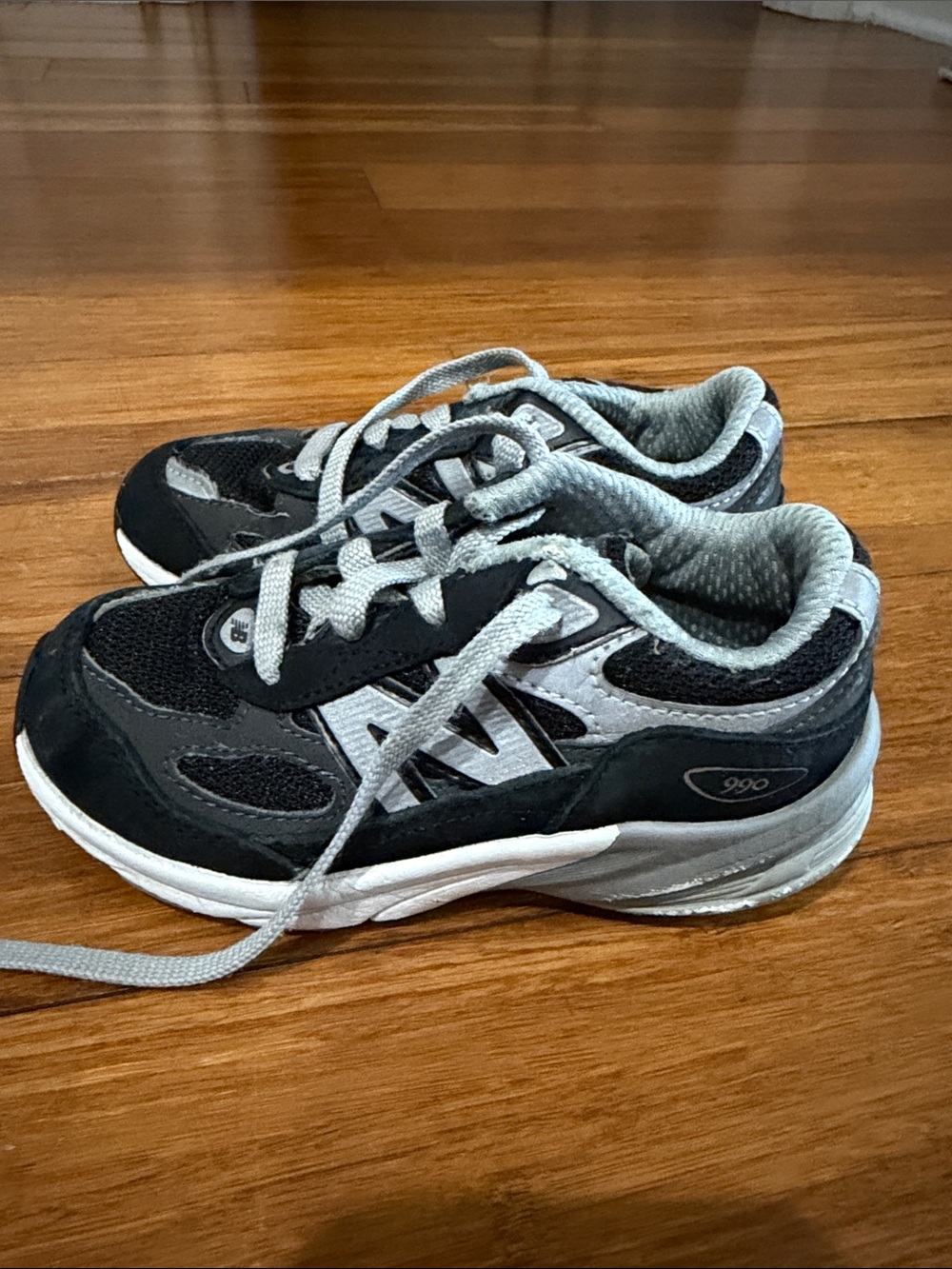 New Balance Kids Black & Gray 990 Lightweight Sneakers size 9